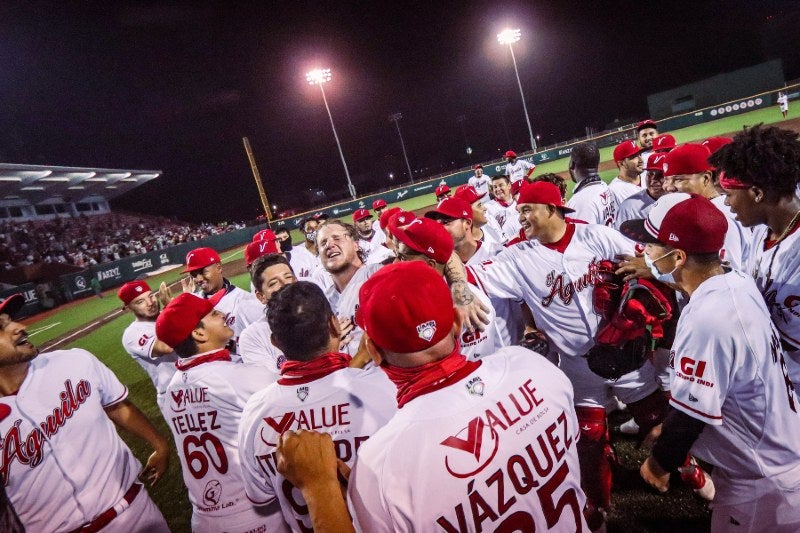 Dylan Unsworth celebrando con su compañeros