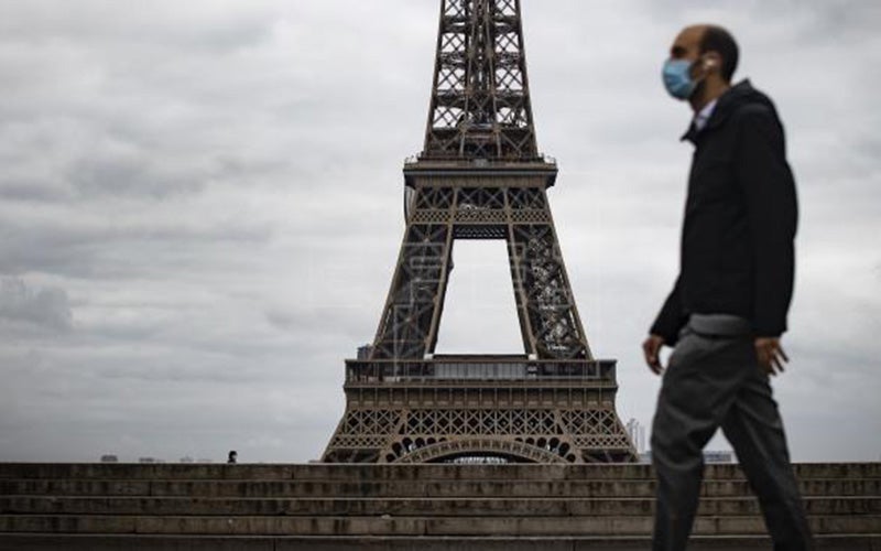 Francés con cubrebocas en París