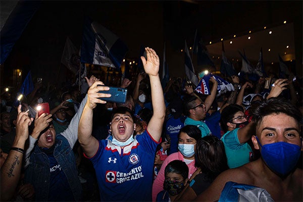 Los aficionados de Cruz Azul no dejaron de cantar