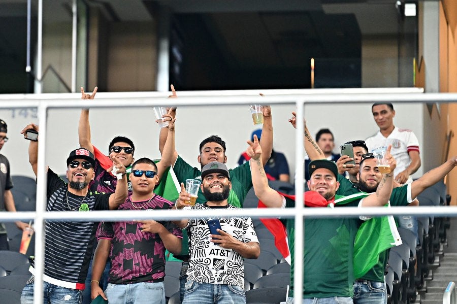 Afición mexicana en el AT&T Stadium