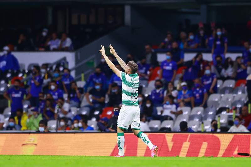 Diego Valdés en festejo de gol