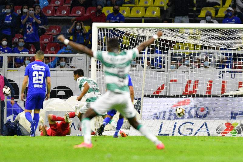 Diego Valdés en festejo de gol