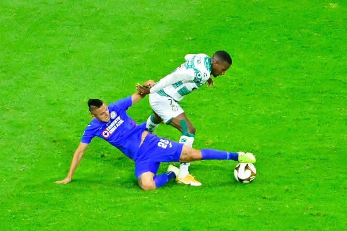 El Piojo pelea el balón en la Final