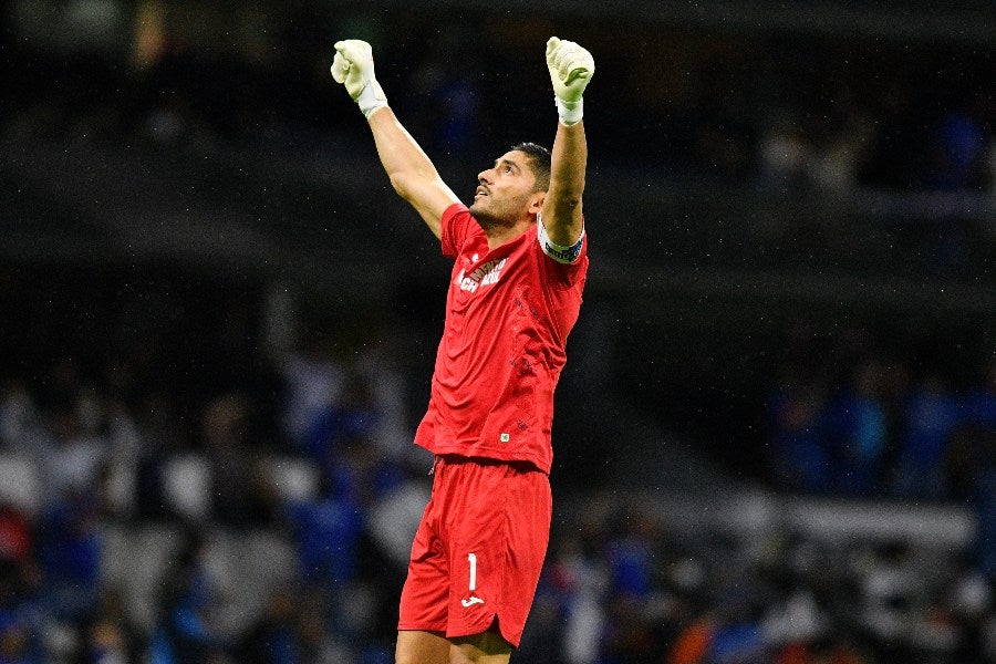 Jesús Corona celebra en el Azteca