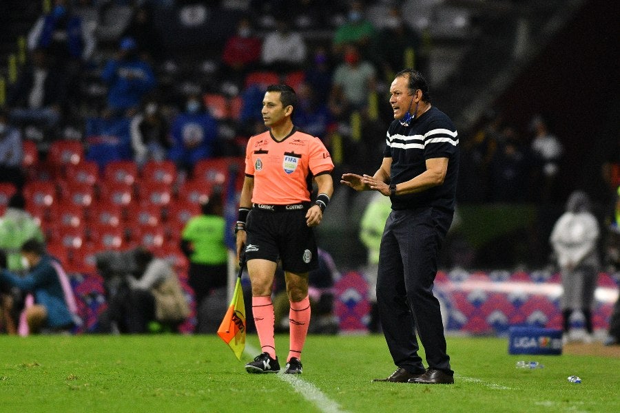 Juan Reynoso durante un partido con Cruz Azul