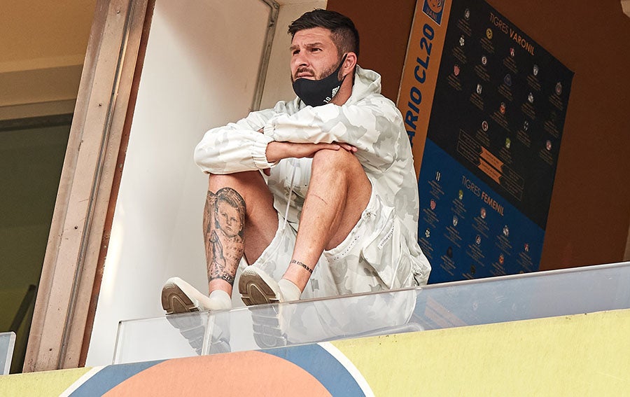 André-Pierre Gignac viendo la Final de la Liga MX Femenil