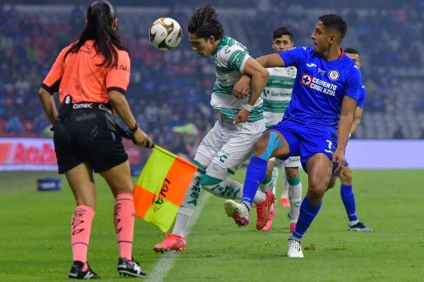 Luis Romo en acción con Cruz Azul