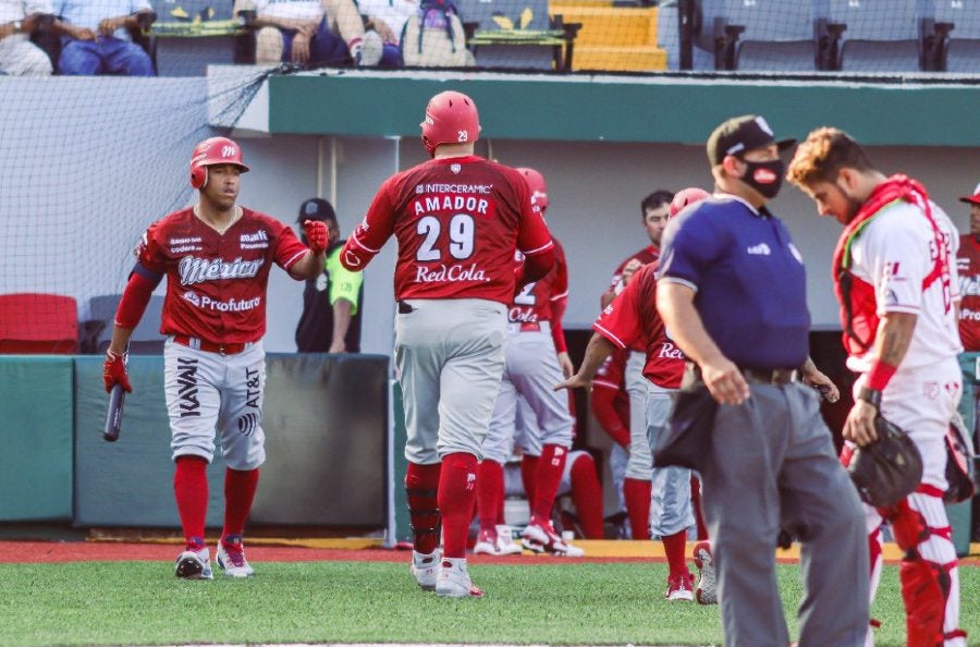 Japhet Amador, felicitado en el dogout por su cuadrangular