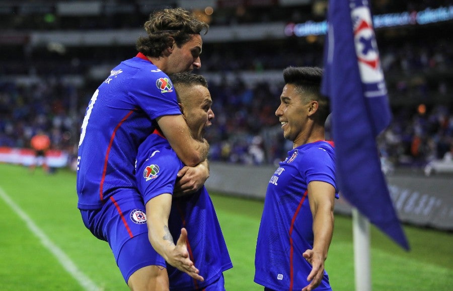 Giménez celebra con Jonathan Rodríguez y Pol Fernández