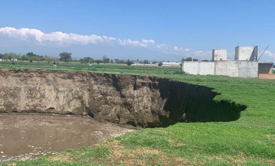 El socavón tendría una profundidad de 20 metros