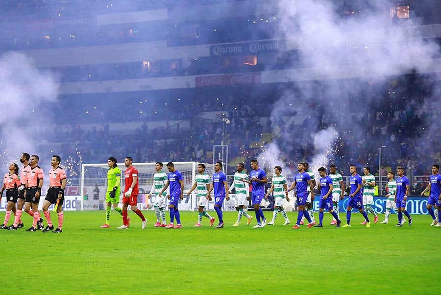 Santos y Cruz Azul al saltar al terreno de juego