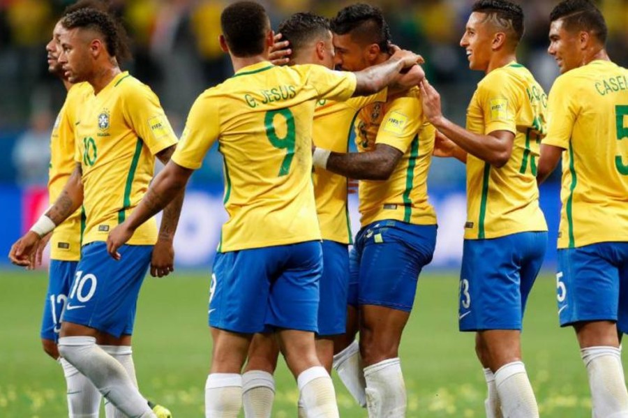 La selección brasileña celebrando gol