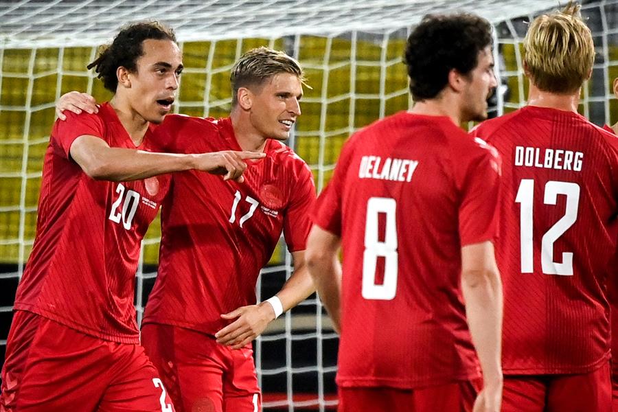 Jugadores de Dinamarca celebran un gol