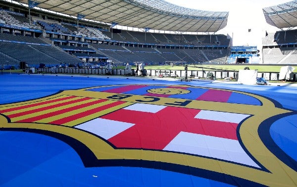 Logo del Barcelona en la cancha