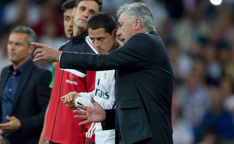 Ancelotti da indicaciones a Chicharito en su paso por el Madrid 