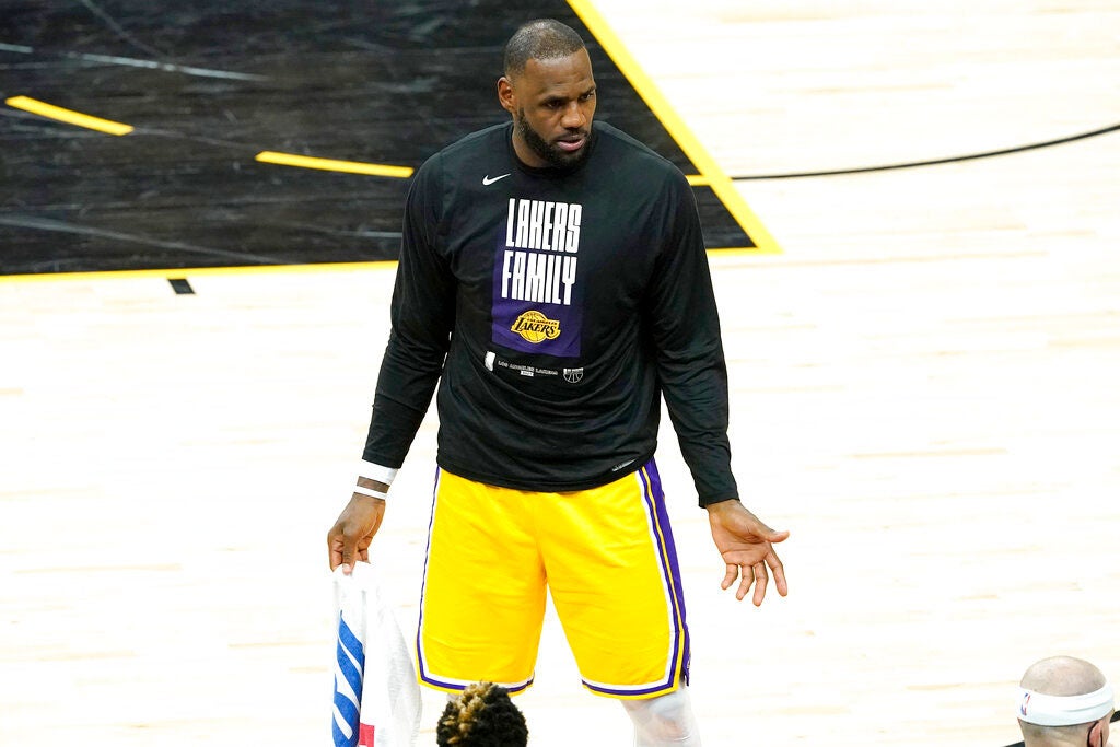 LeBron James, sin uniforme en los últimos minutos del Juego 5