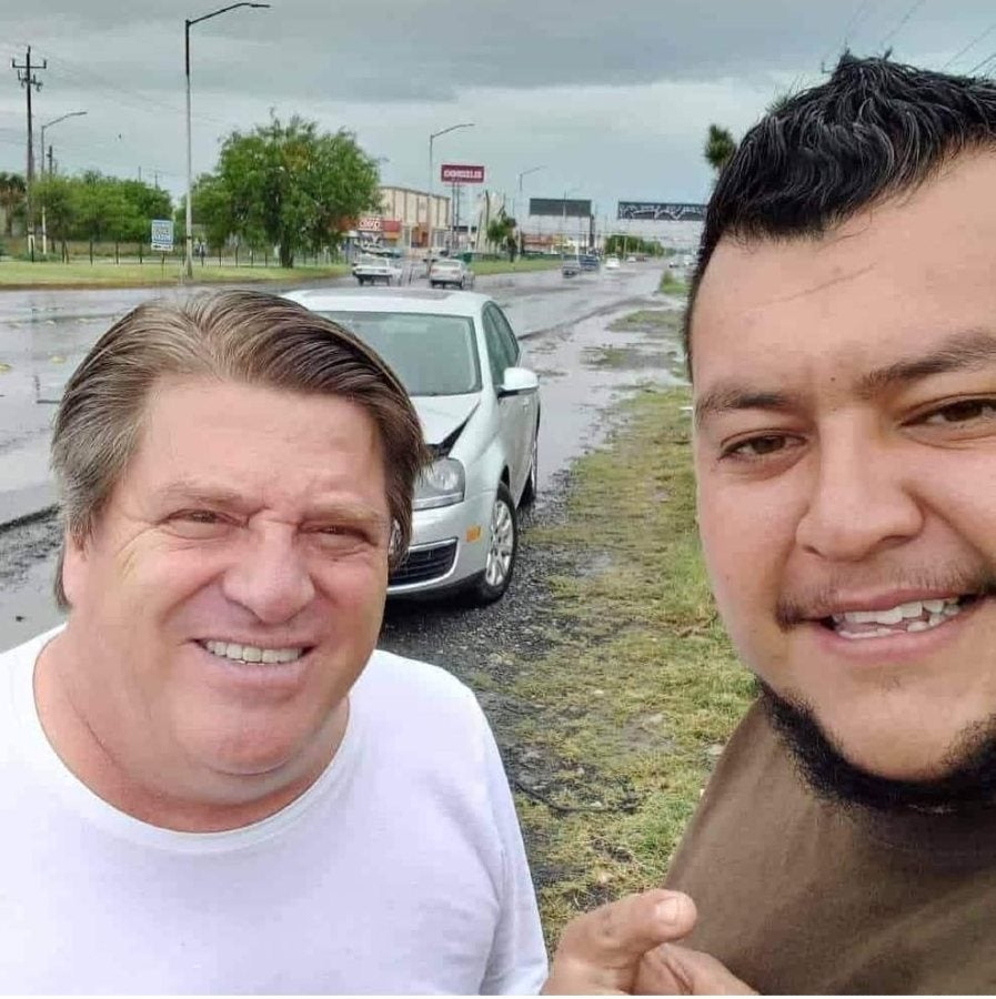 Miguel Herrera junto a un aficionado