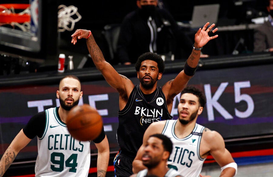 Kyrie Irving encesta ante la mirada de los Celtics