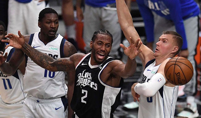 Kawhi Leonard pierde el balón ante los Mavs