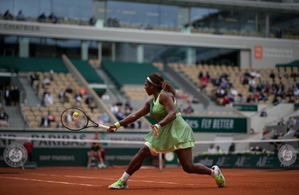 Serena Williams en acción en Roland Garros