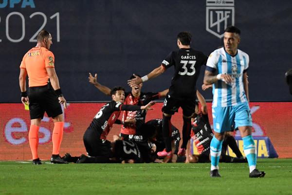 Jugadores de Colón en festejo de gol