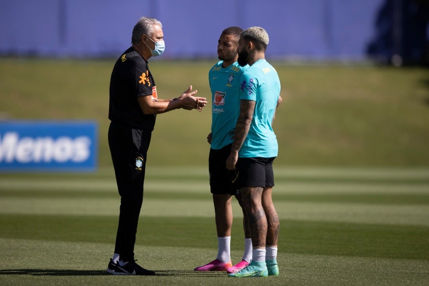 Tite con dos jugadores brasileños