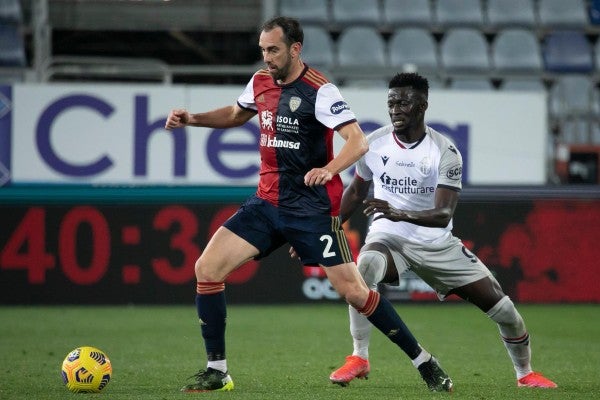 Diego Godín en acción con Cagliari