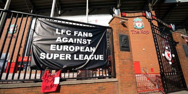 Afición de Liverpool en protesta por la Superliga