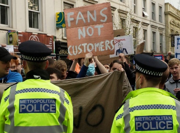 Afición del Chelsea en protesta por la Superliga