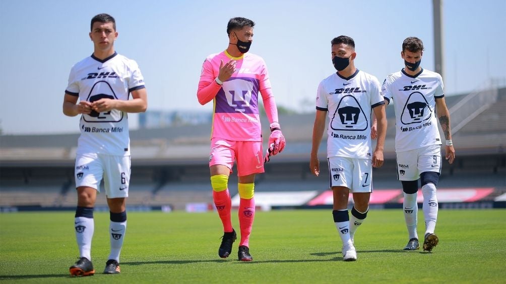 Jugadores de Pumas durante un partido 