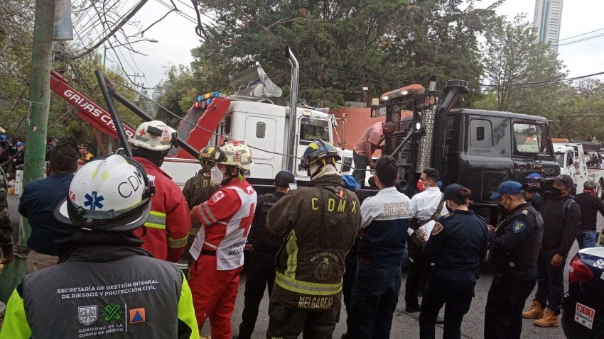 Bomberos y Protección Civil trabajando en el lugar del accidente