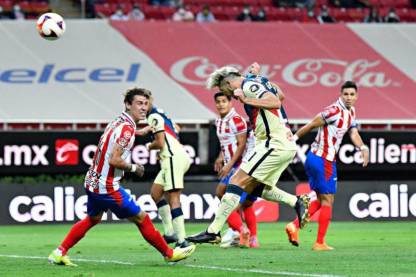 Henry Martín anotándole gol de cabeza a las Chivas