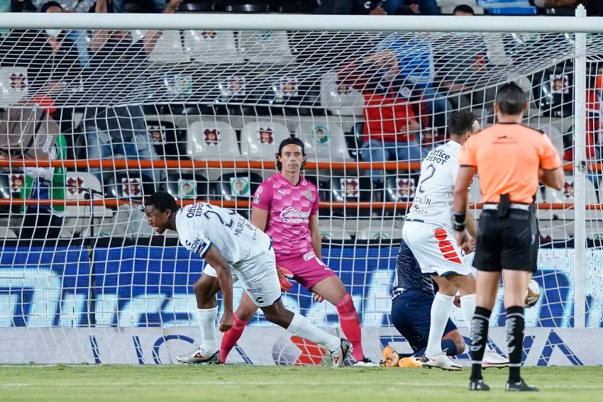 Óscar Murillo anotando un gol en contra de las Chivas