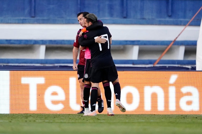 Angulo y Mozo festejando el gol a favor de México