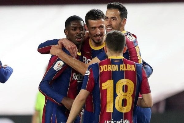 Lenglet celebra con sus compañeros del Barcelona