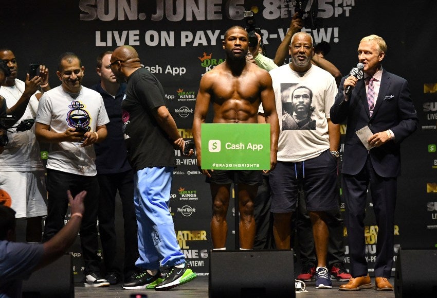 Floyd Mayweather Jr. durante el pesaje de su pelea con Paul