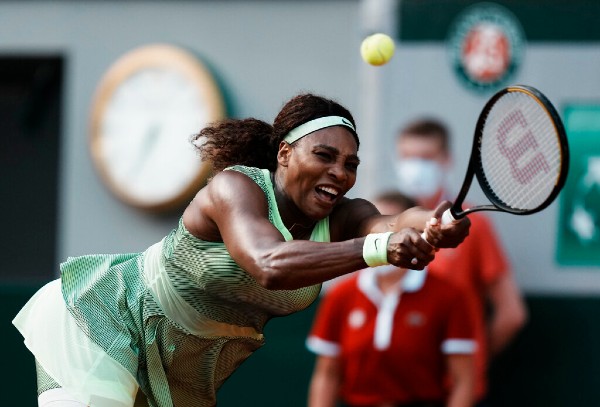 Serena Williams en acción frente a Elena Rybakina en Roland Garros 
