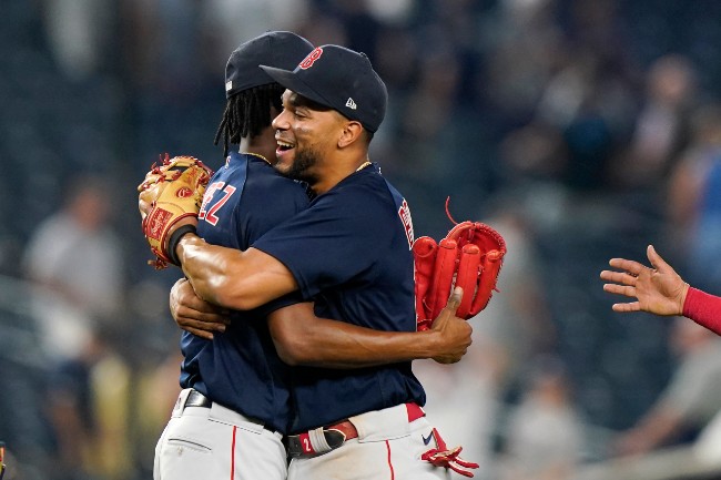 Abrazo de la victoria en jugadores de los Red Sox