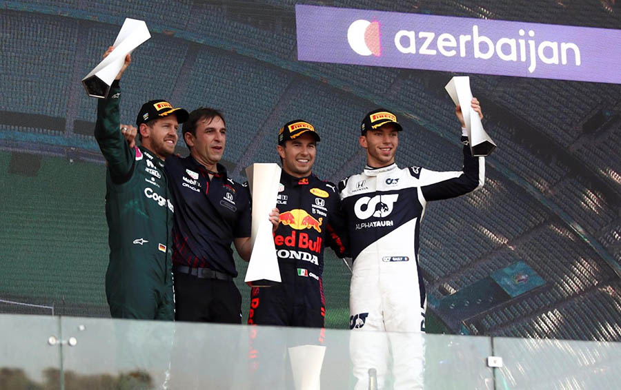 Checo en el podio del GP de Azerbaiyán