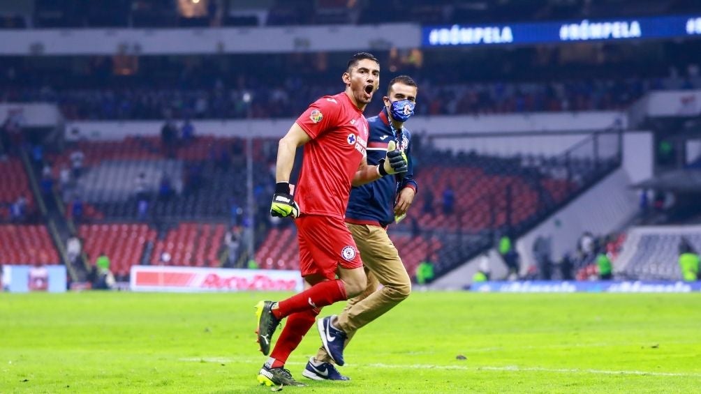 Jesús Corona en un partido con el Cruz Azul 