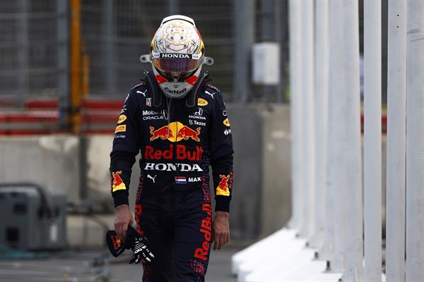 Max Verstappen abandona la pista