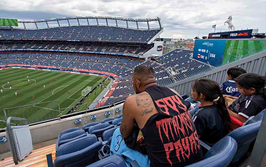 Aficionados en el Sports Authority Field