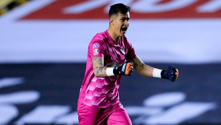 Raúl Gudiño durante un partido con Chivas