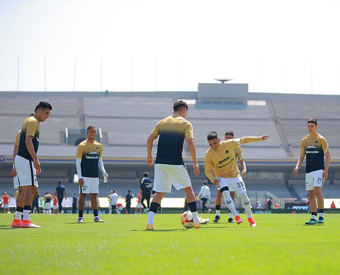 Futbolistas de Pumas, durante un calentamiento