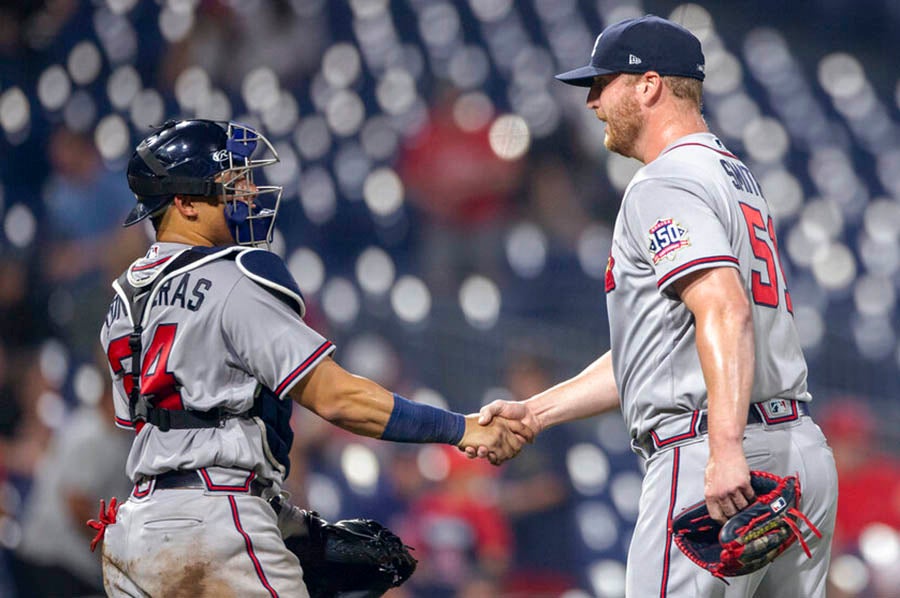 El cerrador Will Smith es felicitado por el catcher William Contreras