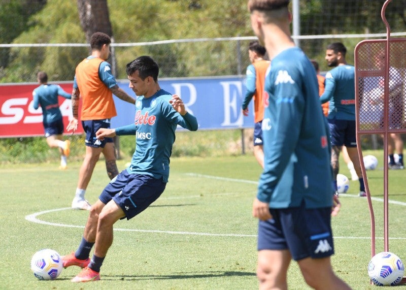 Chucky Lozano durante un entrenamiento con el Napoli