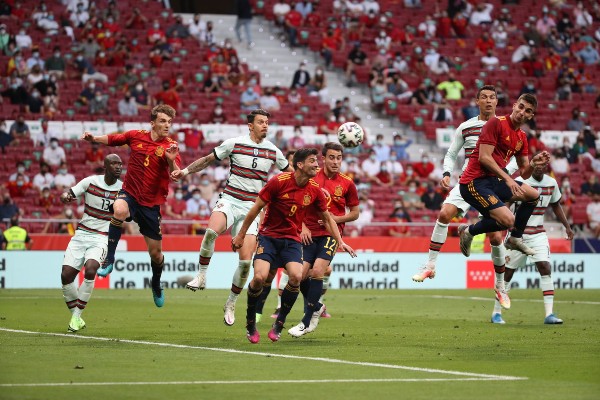 Selección española en acción contra Portugal