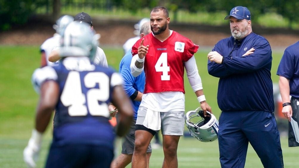 Dak Prescott en una práctica con Dallas