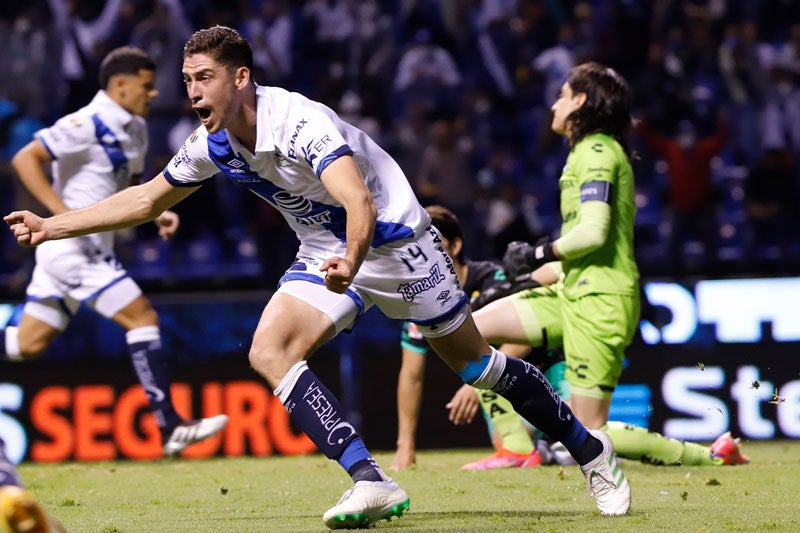 El delantero celebrando un gol con Puebla