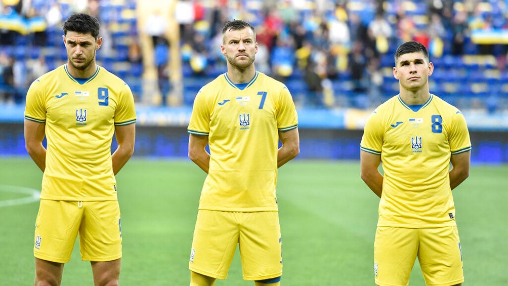 Jugadores ucranianos usando la nueva indumentaria